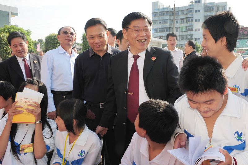 完善巡视制度 重视加强党内监督