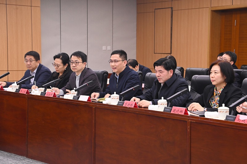 2、座谈会上,12位专家学者分别发言。.JPG