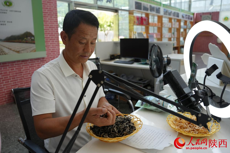 金米村村民陈庆海正在做直播前的准备工作。人民网记者 李志强摄