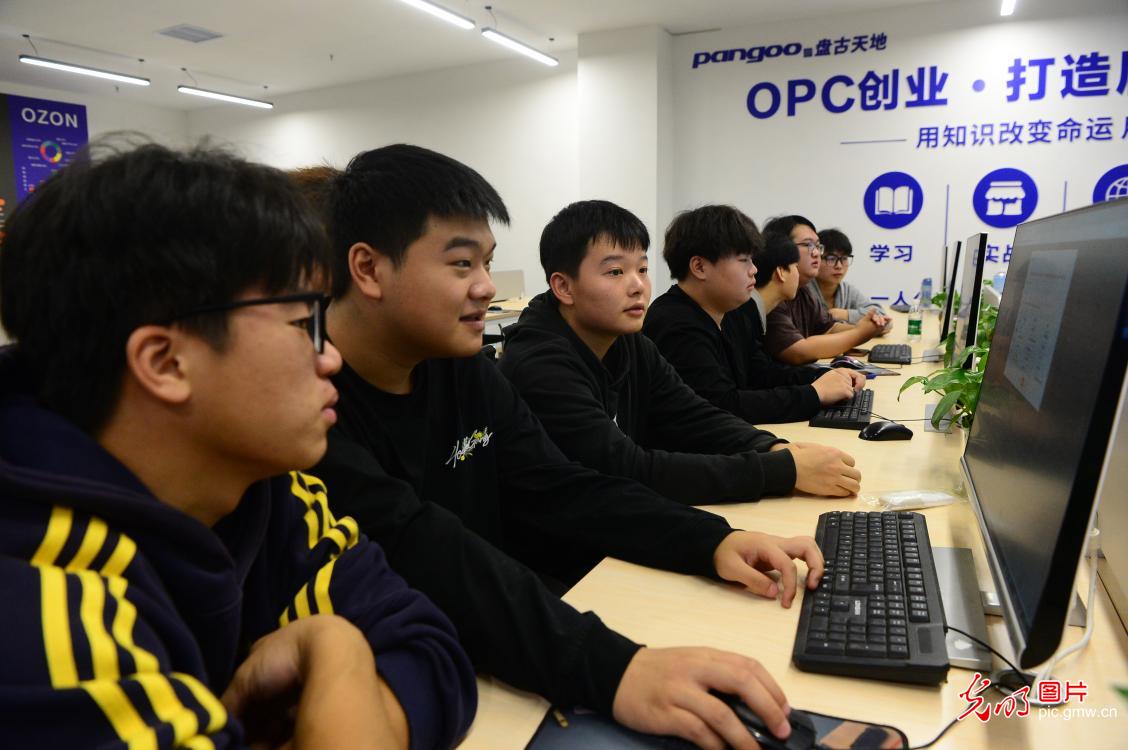 就业服务前移:从帮扶求职到陪伴领航 就业服务前移:从帮扶求职到陪伴领航