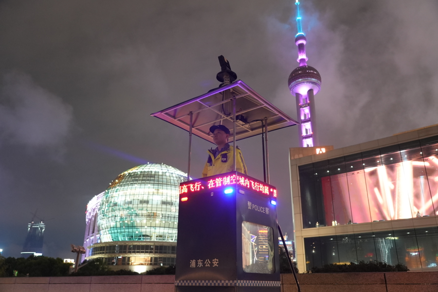 民警站在警务瞭望塔上,俯瞰周边区域,便于及时发现险情、找出拥堵苗头。浦东公安分局供图