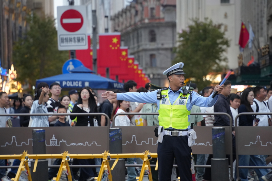 黄浦交警正在外滩执勤。黄浦公安分局供图