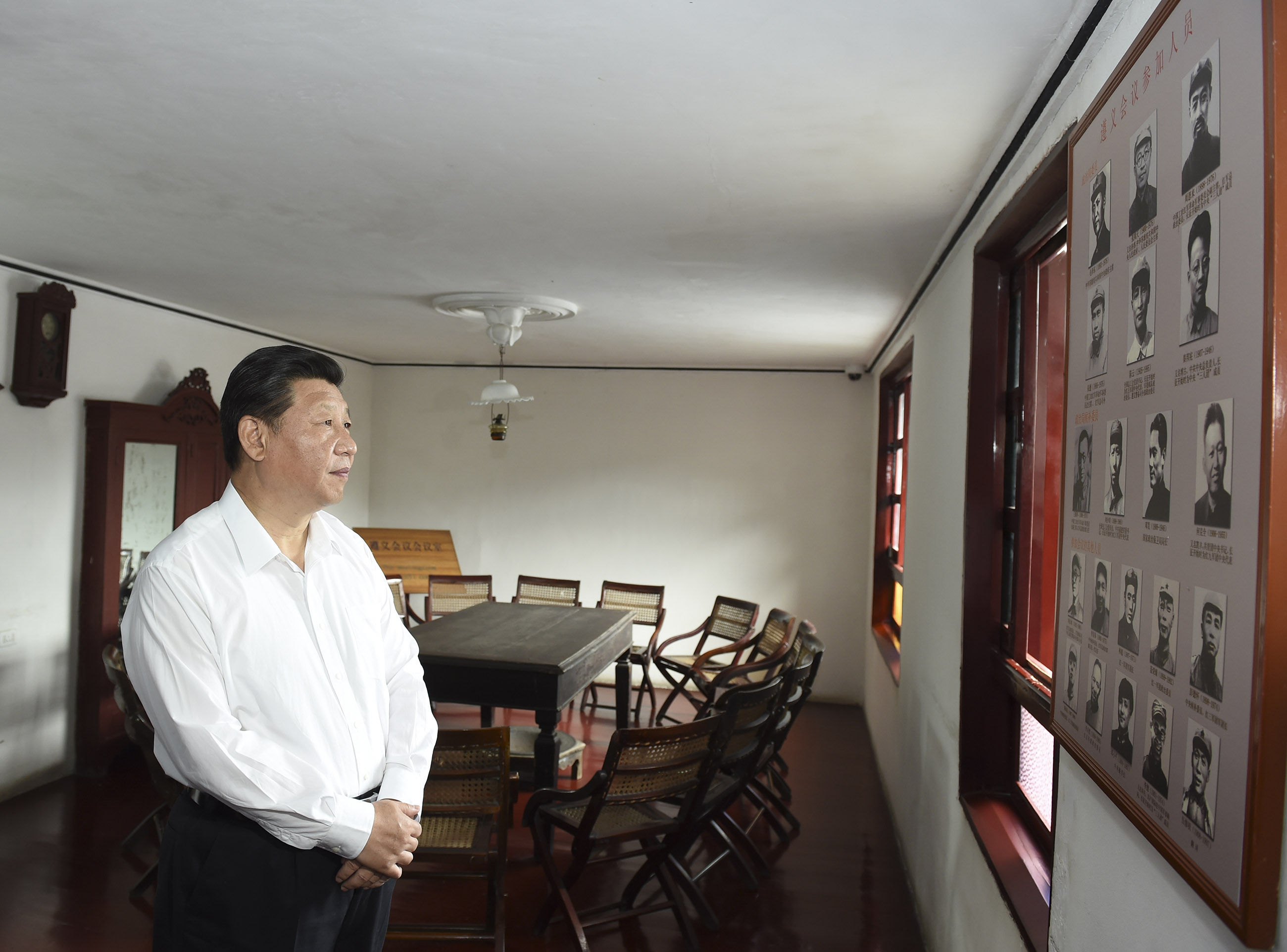 2015年6月16日,习近平总书记参观遵义会议会址。