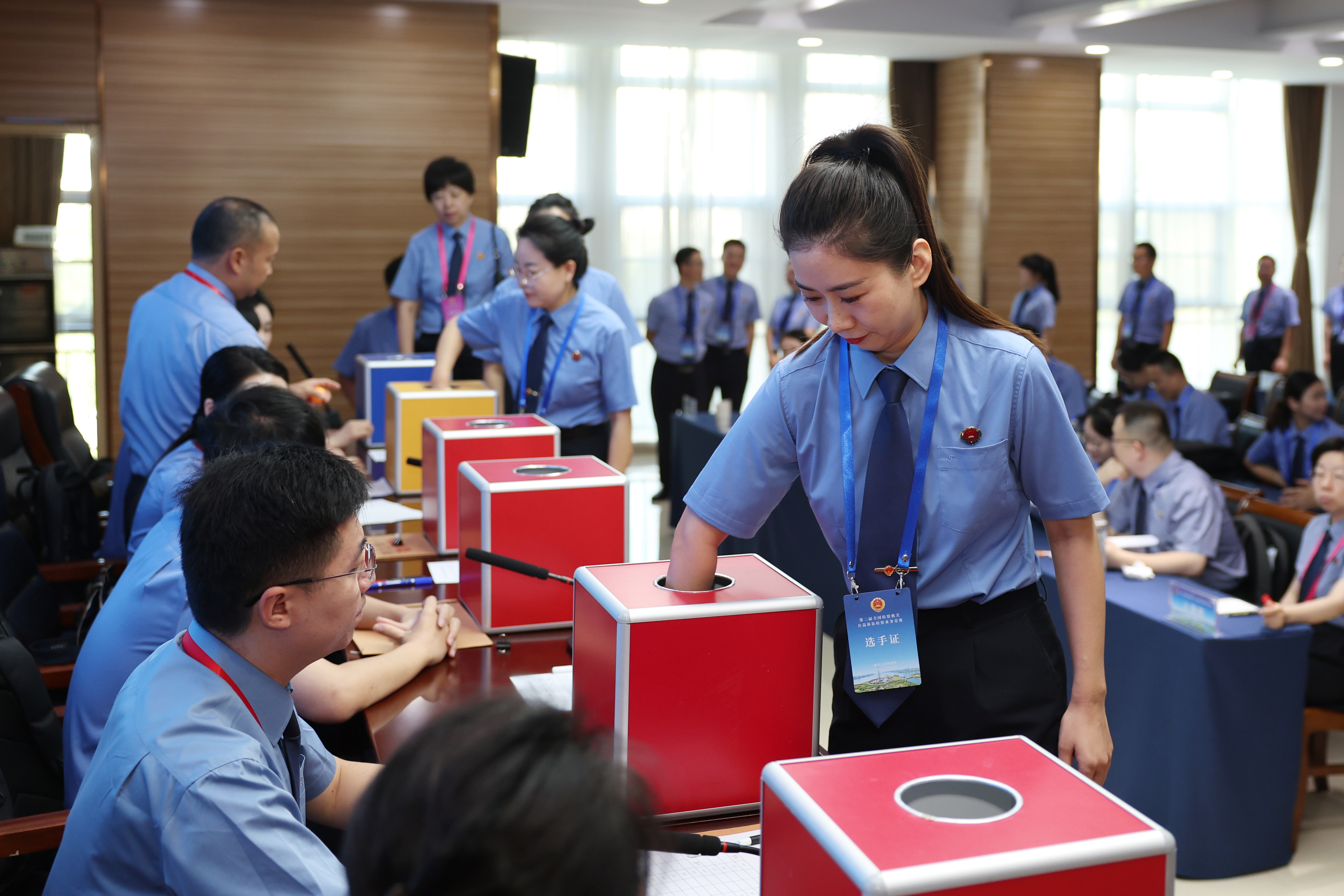 5.9月3日早上7点，选手们齐聚抽签室，通过抽签决定初赛业务答辩顺序。.JPG