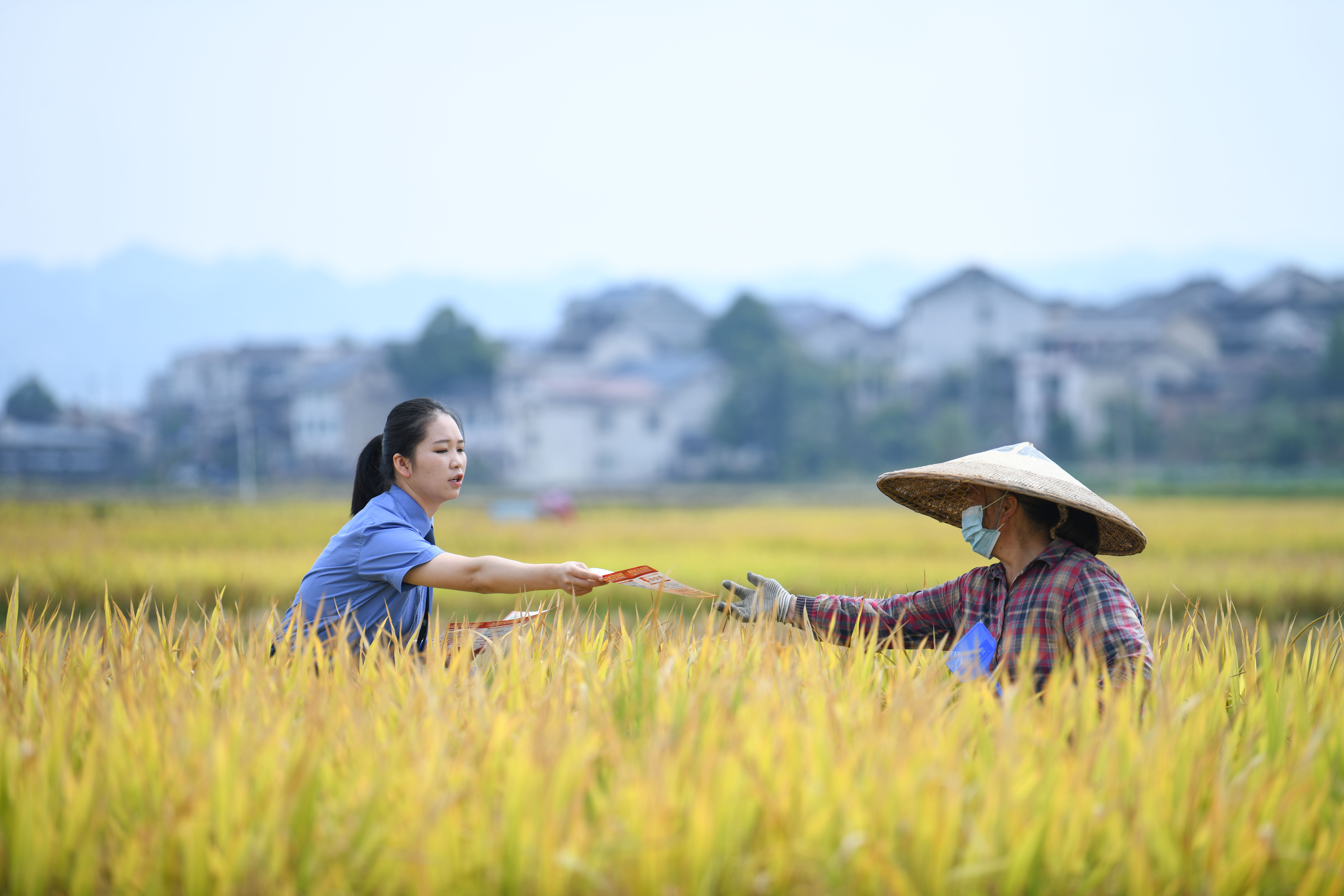 2026年9月15日，贵州省黔东南苗族侗族自治州黄平县人民检察院干警在旧州镇寨碧村给群众普及禁毒、预防电信诈骗、民事支持起诉等知识。 (1).JPG