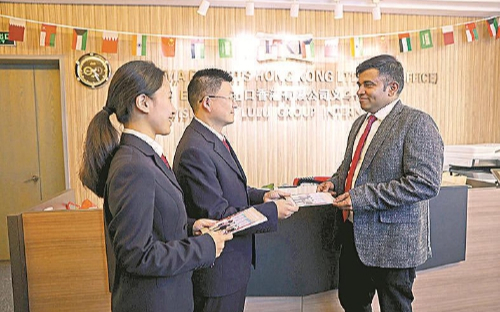 浙江省义乌市检察院检察官向外商进行普法宣传。.jpg 浙江省义乌市检察院检察官向外商进行普法宣传。.jpg