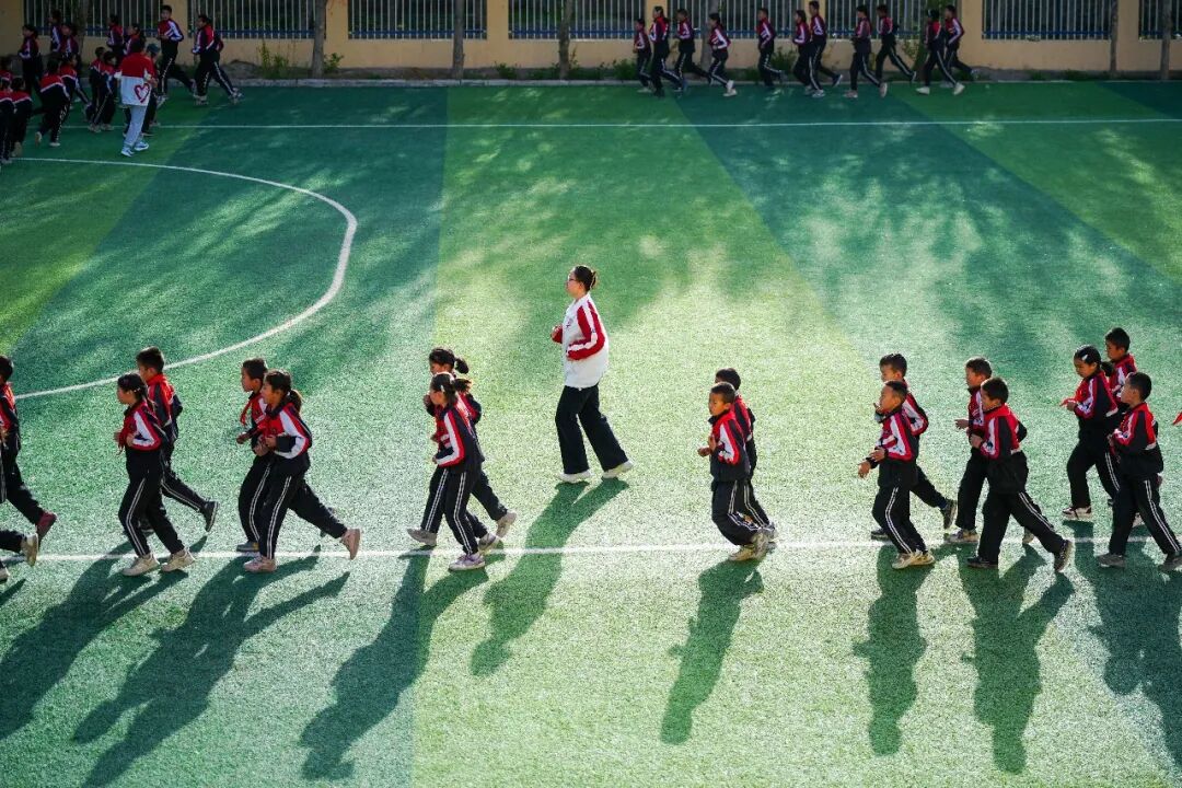 在新疆阿图什市哈拉峻乡谢依特小学，支教教师带领学生晨跑 徐宏岩 摄