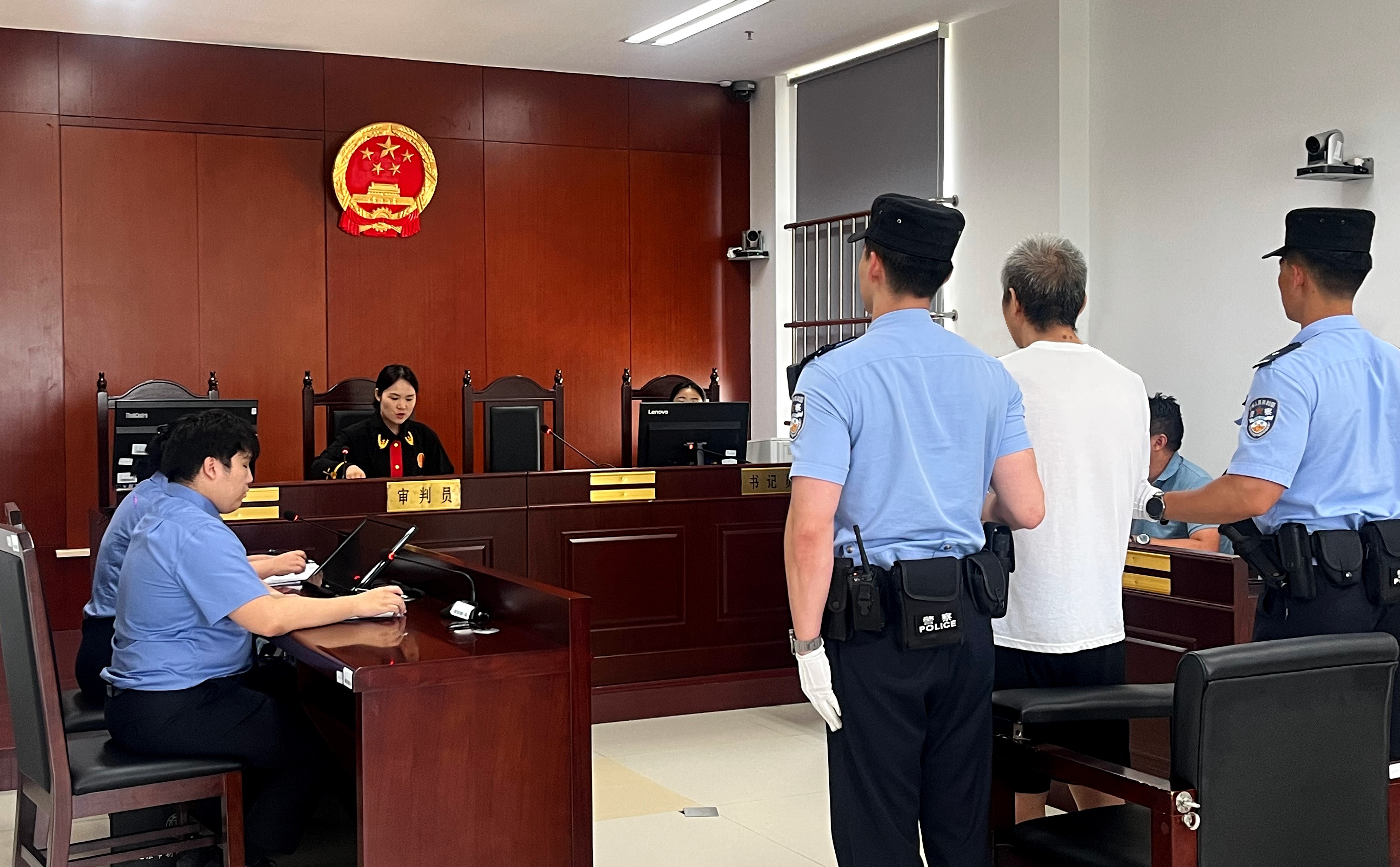 “开门杀”致1人死亡,网约车司机一审获刑一年三个月 “开门杀”致1人死亡,网约车司机一审获刑一年三个月